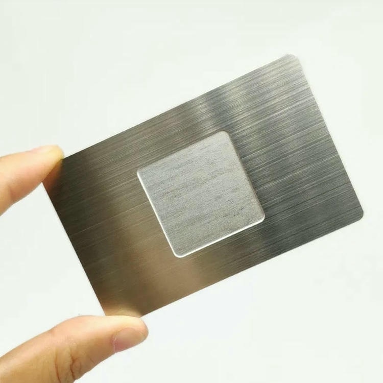 Imagem de Cartões NFC em Metal Preto com Gravação a Laser com cenário de aplicação para compradores que comparam soluções de Cartões de visita metálicos.