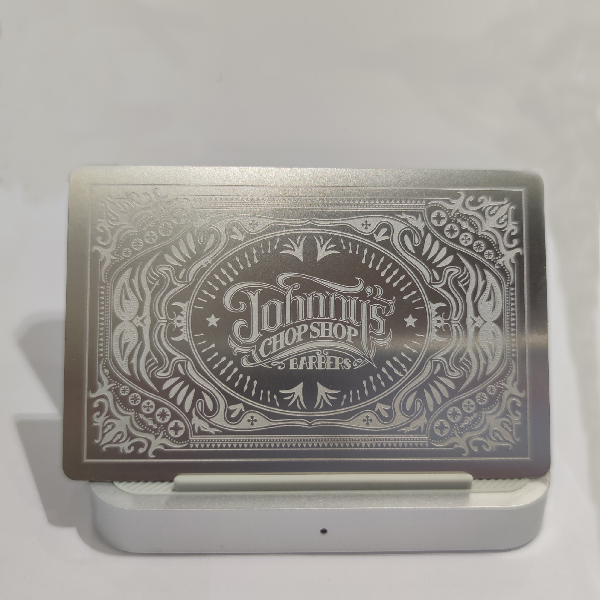Foto de cartões de visita personalizados em metal escovado para marcas, mostrando detalhe de corte a laser na categoria Cartões de visita metálicos.