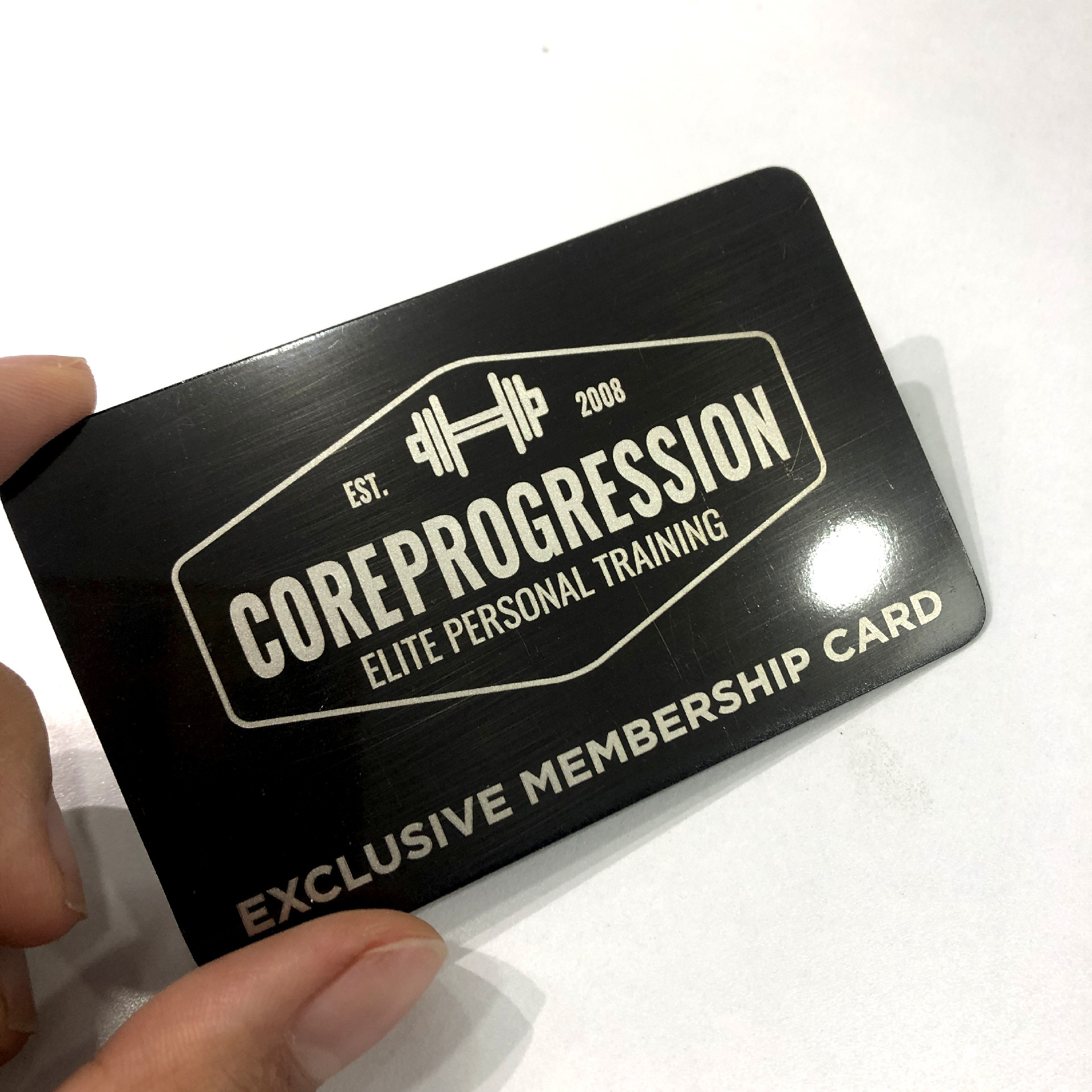 Cartões de visita personalizados em metal escovado para marcas, com foco na borda polida para projetos de Cartões de visita metálicos.