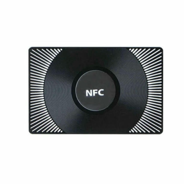 Imagem nítida de Cartões de Visita Metálicos em Relevo com NFC destacando cenário de aplicação para aplicações de Cartões de visita metálicos.