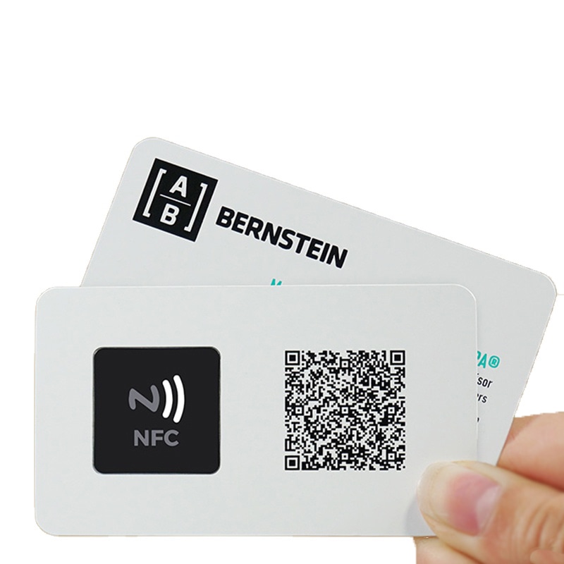 Esta imagem destaca a vista traseira dos cartões de visita metálicos personalizados em relevo para aplicações de Cartões de visita metálicos.