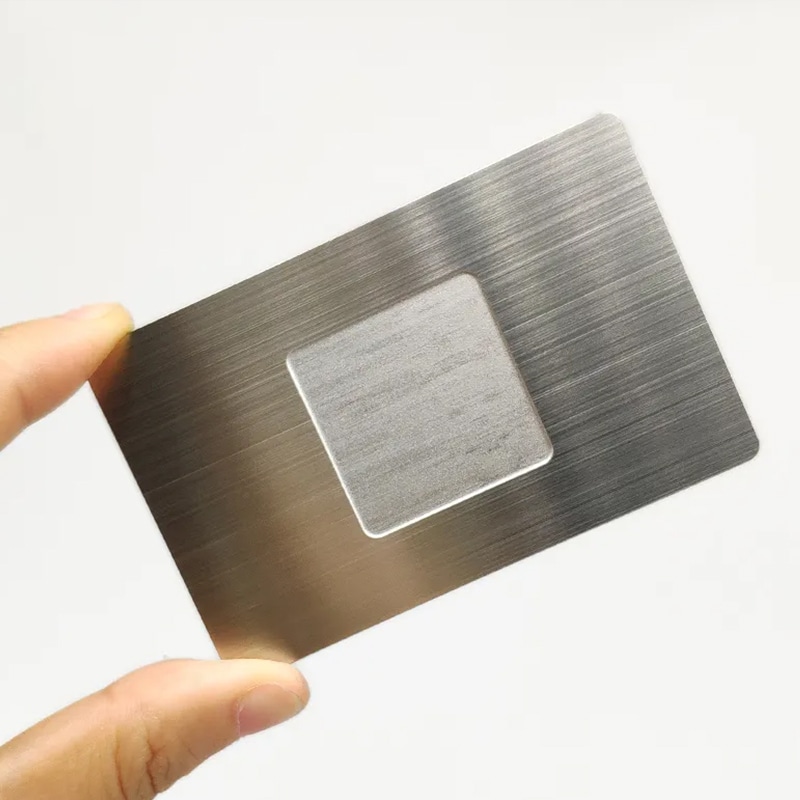 Cartões NFC metálicos gravados sob medida exibidos com foco na vista lateral para projetos de Cartões de visita metálicos.