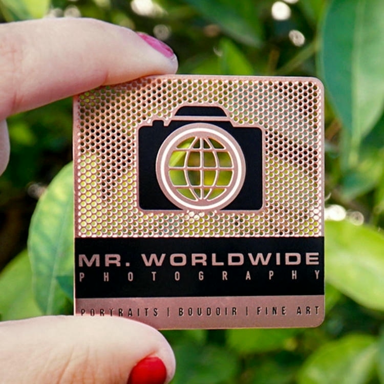 Imagem nítida de Cartões de Visita em Metal Gravado Personalizados destacando detalhes do chip para aplicações de Cartões de visita metálicos.