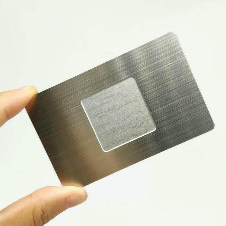 Imagem de Cartões NFC em metal para networking premium com foco em acabamento do material para projetos de Cartões de visita metálicos.