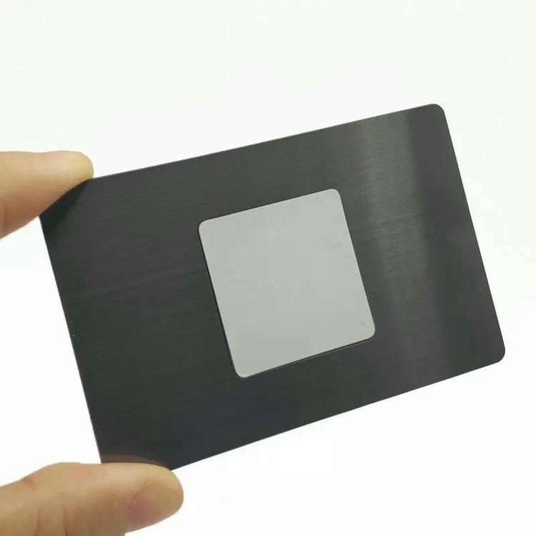 Foto de Cartões NFC em metal para networking premium mostrando vista lateral na categoria Cartões de visita metálicos.