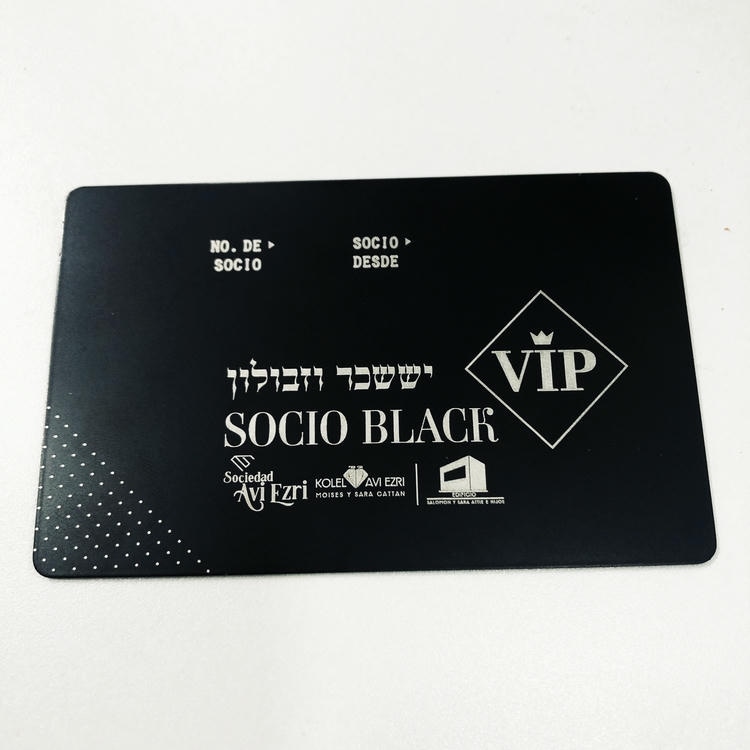 Imagem nítida de Cartões NFC de Metal para Partilha de Contatos destacando detalhes do chip para aplicações de Cartões de visita metálicos.