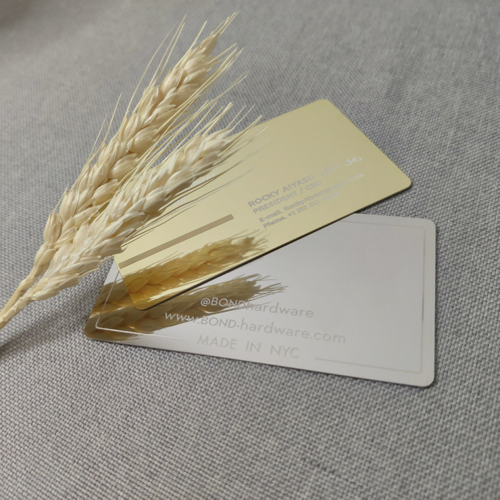 Cartões NFC de metal personalizados para networking inteligente, exibidos com foco no logotipo gravado para projetos de Cartões de visita metálicos.
