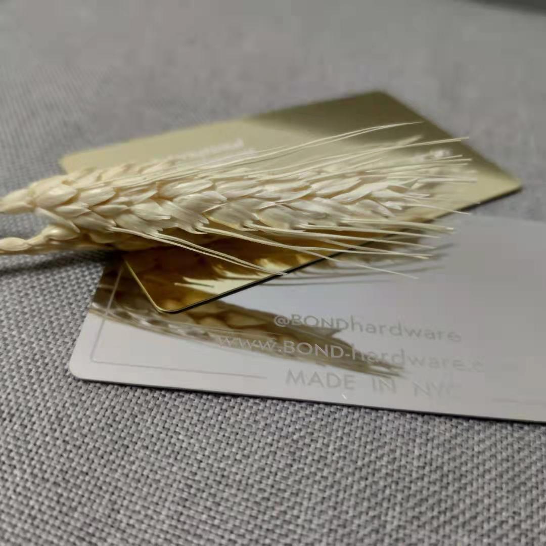 Cartões NFC de metal personalizados para networking inteligente, mostrados com detalhe de corte a laser para compradores que comparam soluções de Cartões de visita metálicos.
