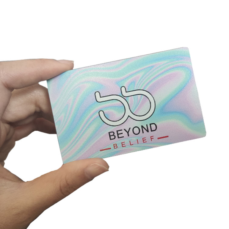 Foto de produto dos cartões NFC de metal personalizados para networking inteligente, destacando a borda polida na categoria Cartões de visita metálicos.