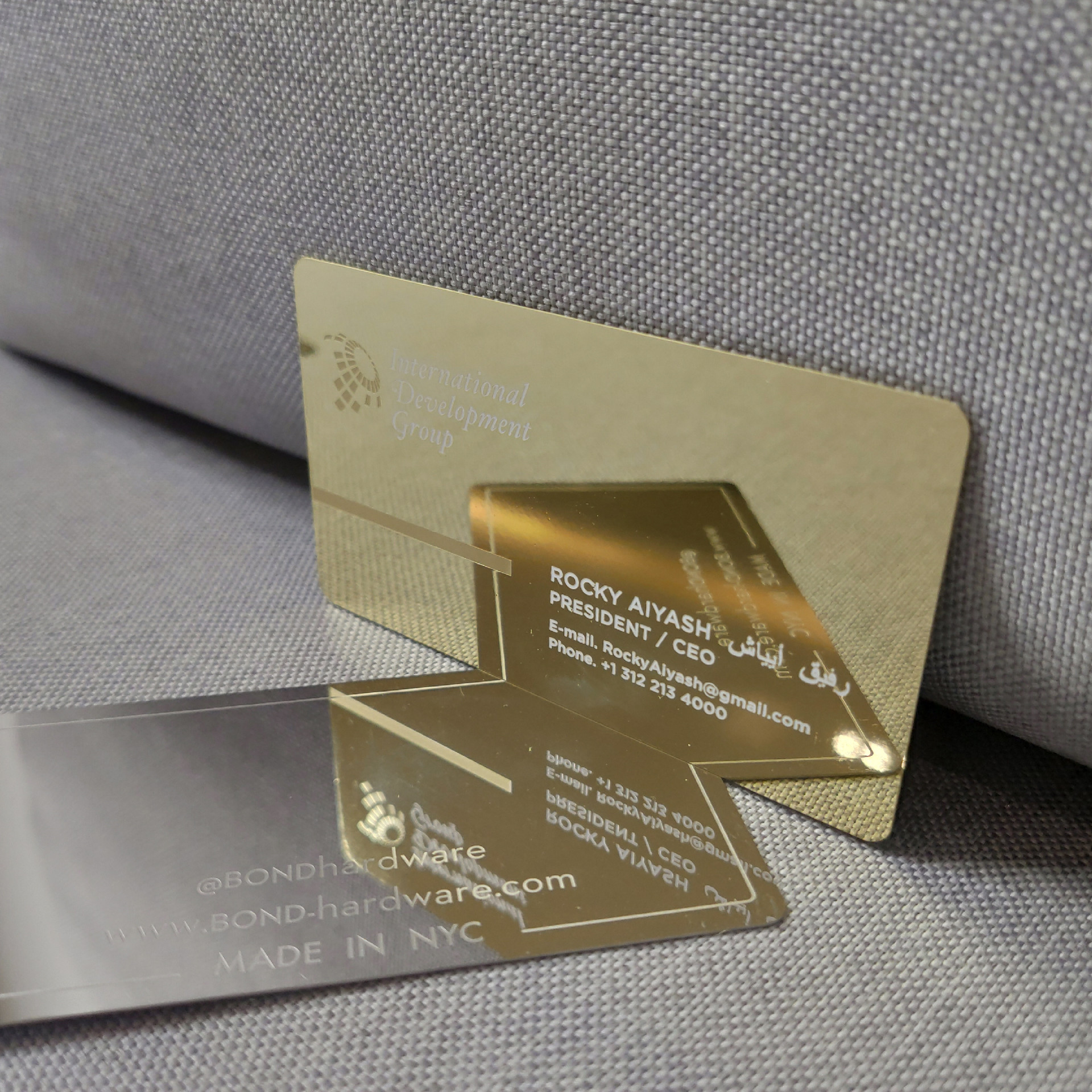 Imagem que destaca a superfície premium dos cartões NFC metálicos personalizados para networking inteligente em aplicações de cartões de visita metálicos.