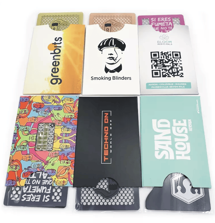Cartões de visita metálicos prateados personalizados com destaque para o corpo metálico durável em projetos de cartões de visita metálicos.