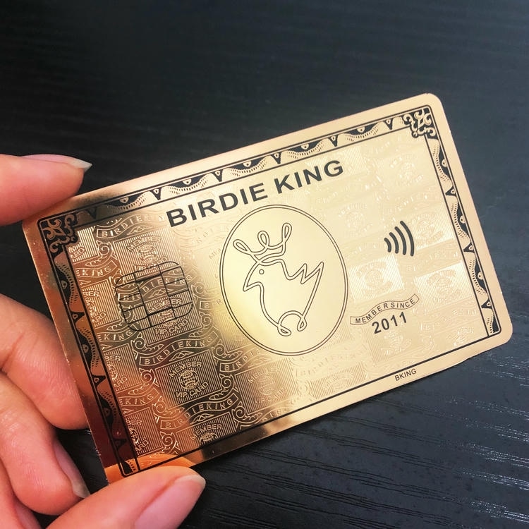 Imagem de Cartões de metal reciclado para marcas verdes com foco em detalhes do chip para projetos de Cartões de visita metálicos.
