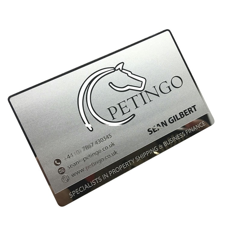 Imagem nítida de Cartões de metal reciclado para marcas verdes destacando corpo metálico durável para aplicações de Cartões de visita metálicos.