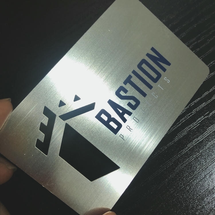 Esta imagem destaca borda polida em Cartões de metal reciclado para marcas verdes para aplicações de Cartões de visita metálicos.