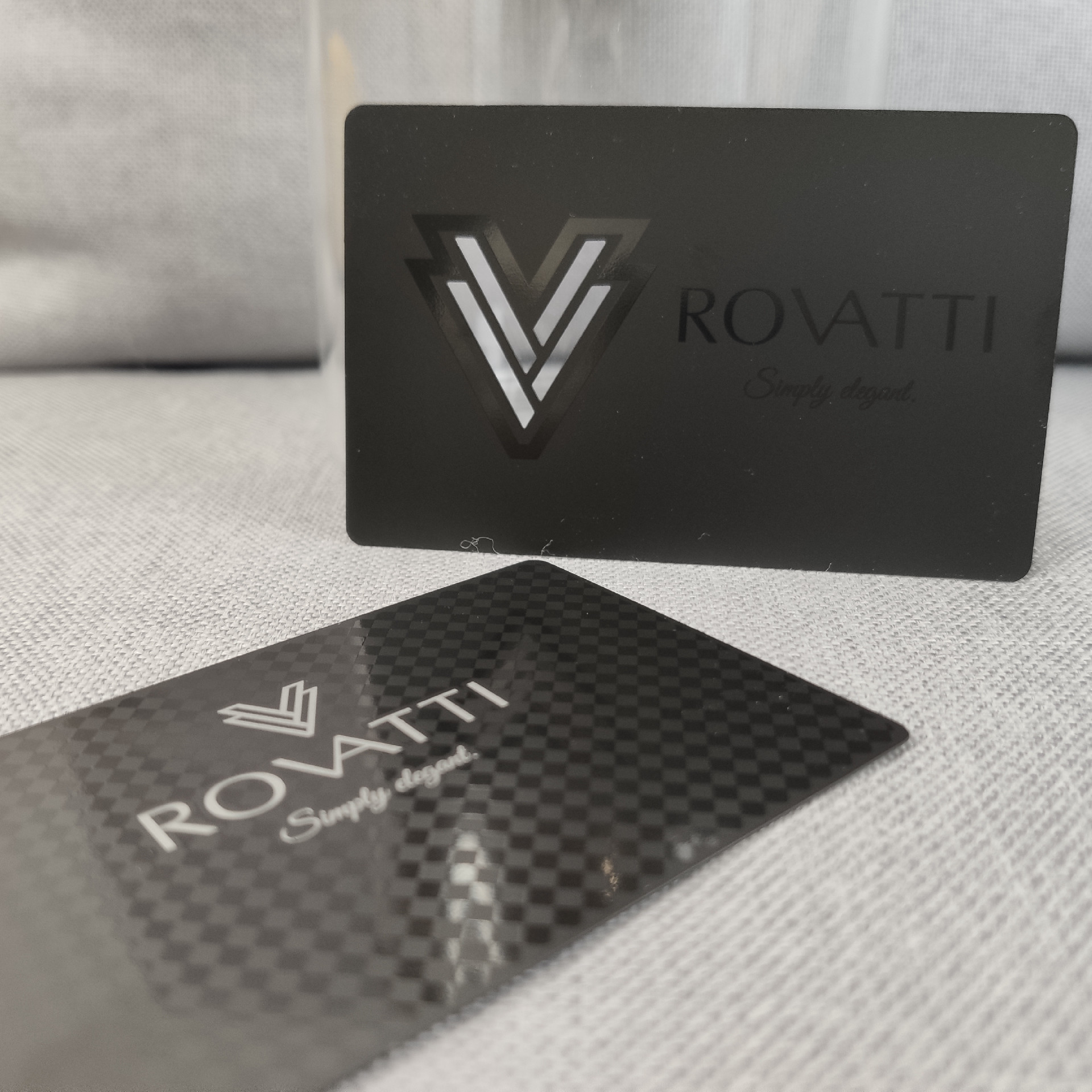 Cartões de visita metálicos com corte a laser para marcas personalizadas, apresentados com acabamento escovado para aplicações de cartões de visita metálicos.