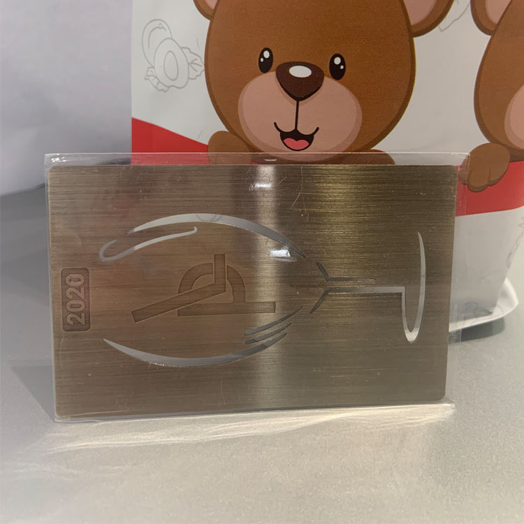 Cartões de visita metálicos com corte a laser para marcas personalizadas, exibidos com foco em leitura sem contato para projetos de Cartões de visita metálicos.