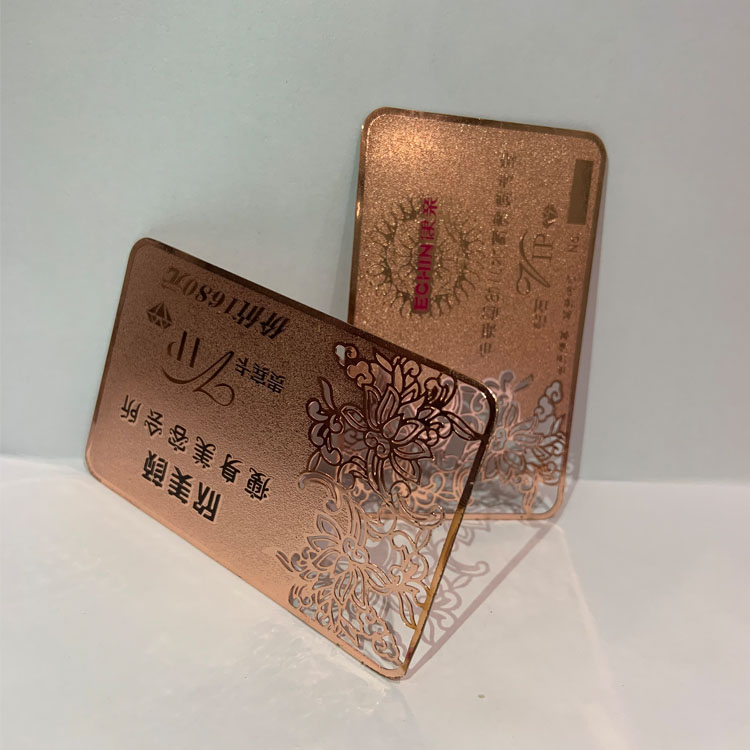Foto de cartões de visita metálicos com corte a laser para marcas personalizadas, mostrando logotipo gravado na categoria Cartões de visita metálicos.