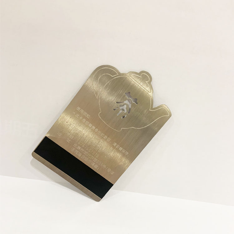 Cartões de visita metálicos com corte a laser para marcas personalizadas, apresentados com borda polida para aplicações de Cartões de visita metálicos.