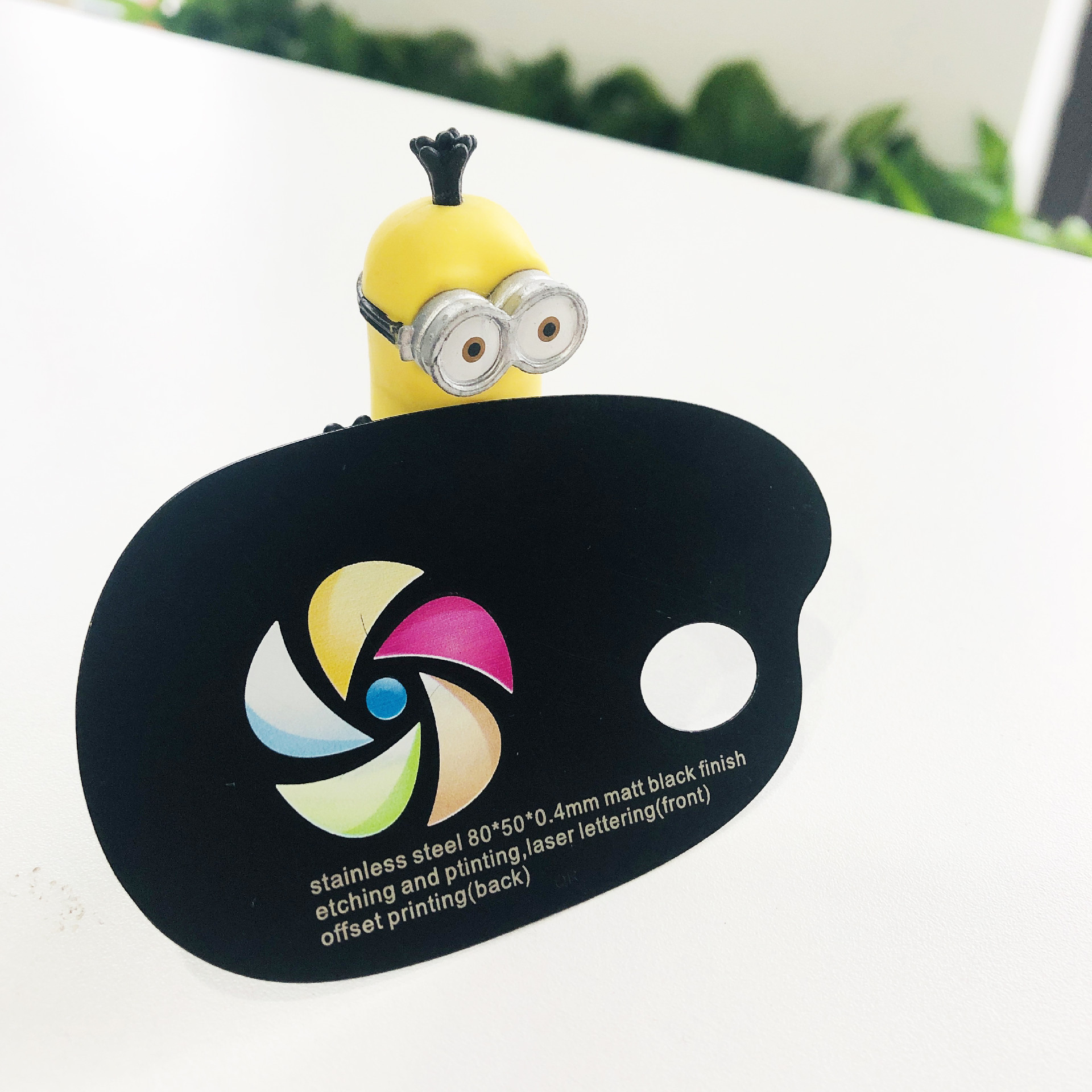 Cartões de visita metálicos minimalistas apresentados com corpo metálico durável para compradores que comparam soluções de Cartões de visita metálicos.