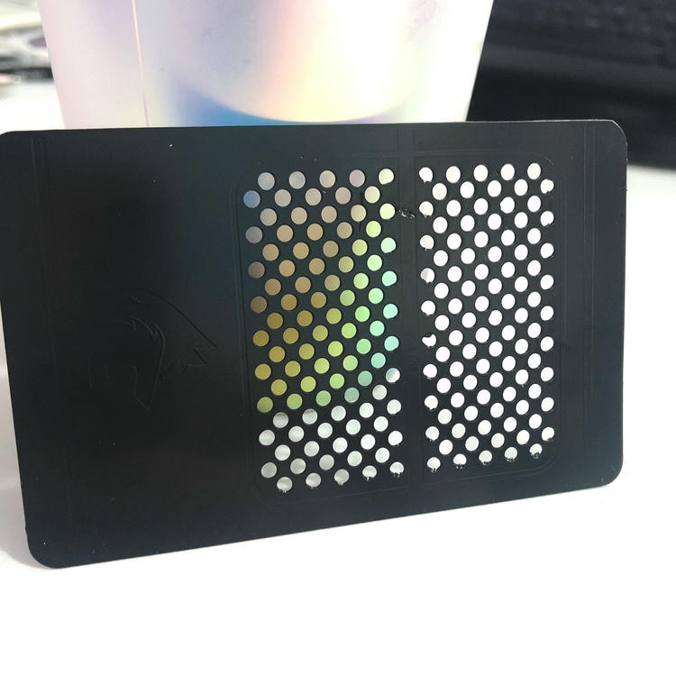 Imagem de Cartões de Visita em Metal Minimalistas com acabamento do material para compradores que comparam soluções de Cartões de visita metálicos.