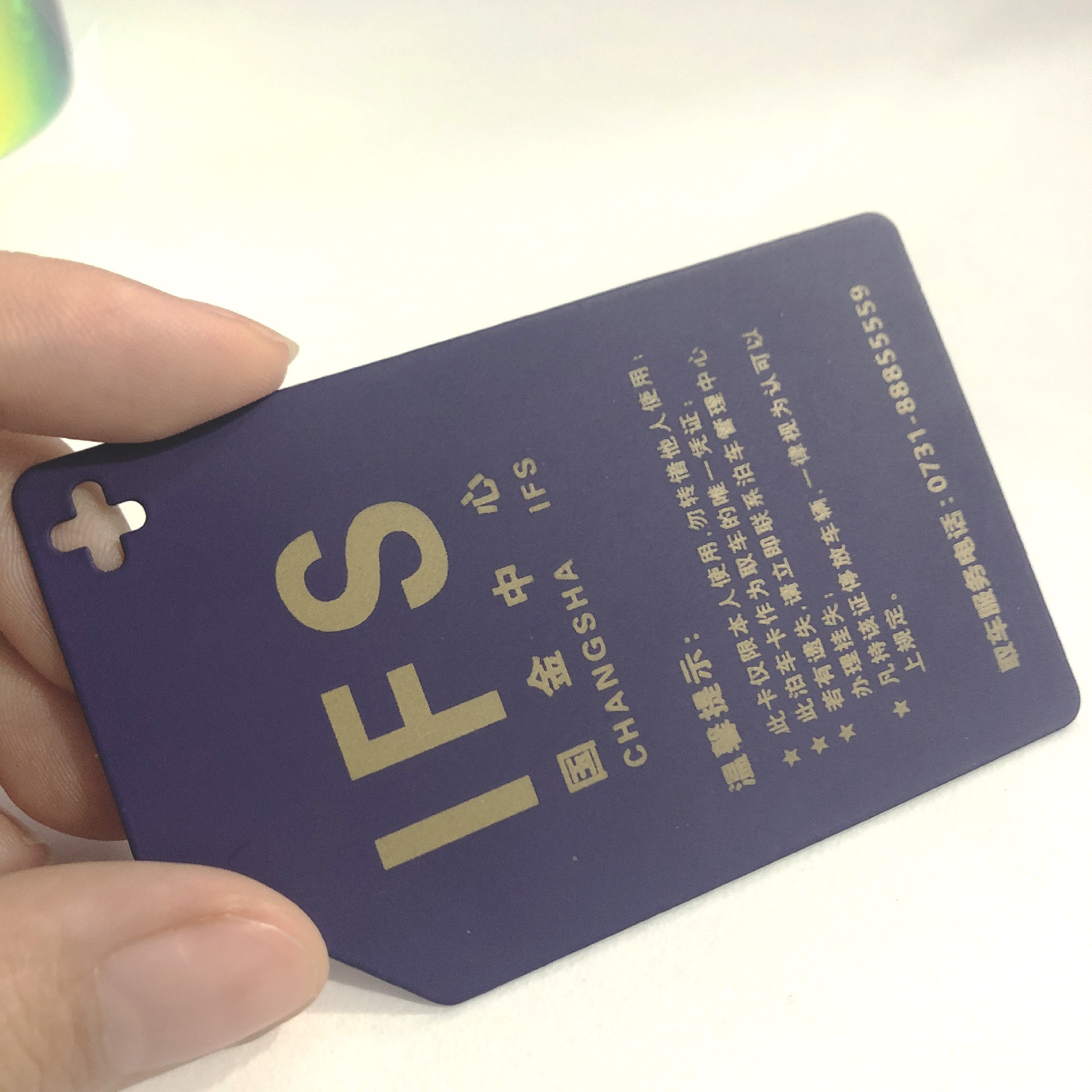 Cartões de visita metálicos minimalistas exibidos com uma perspectiva clara da superfície premium para aplicações de Cartões de visita metálicos.