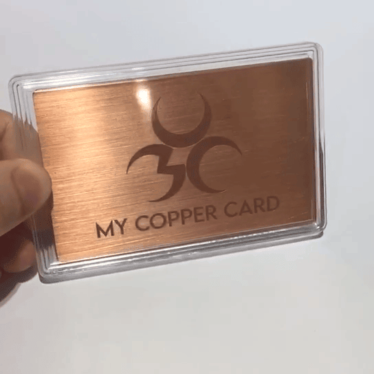 Imagem de Cartões de Visita Metálicos Personalizados Premium com foco em vista traseira para projetos de Cartões de visita metálicos.