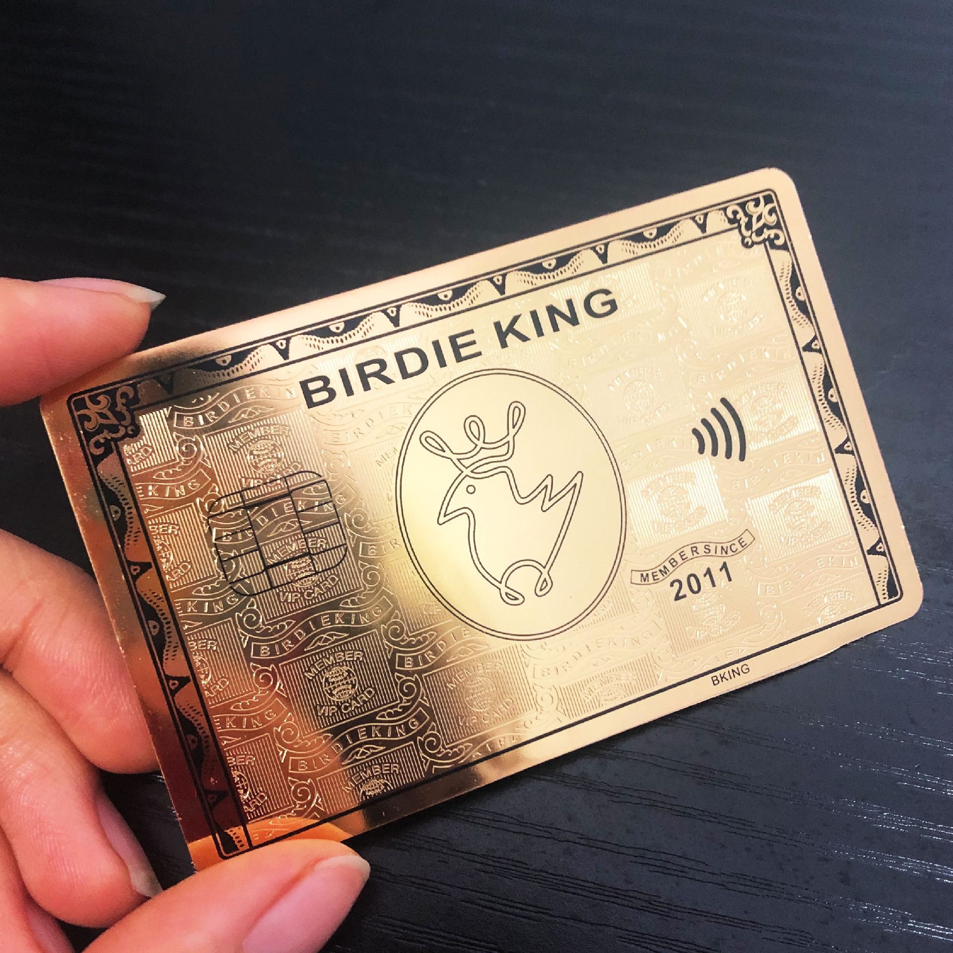 Cartões de visita metálicos personalizados com acabamento escovado para projetos de identidade visual premium.