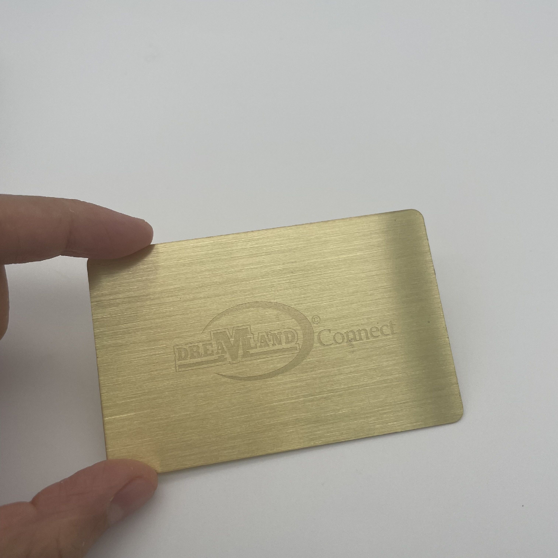 Cartões de visita metálicos personalizados com detalhe do chip para aplicações NFC.