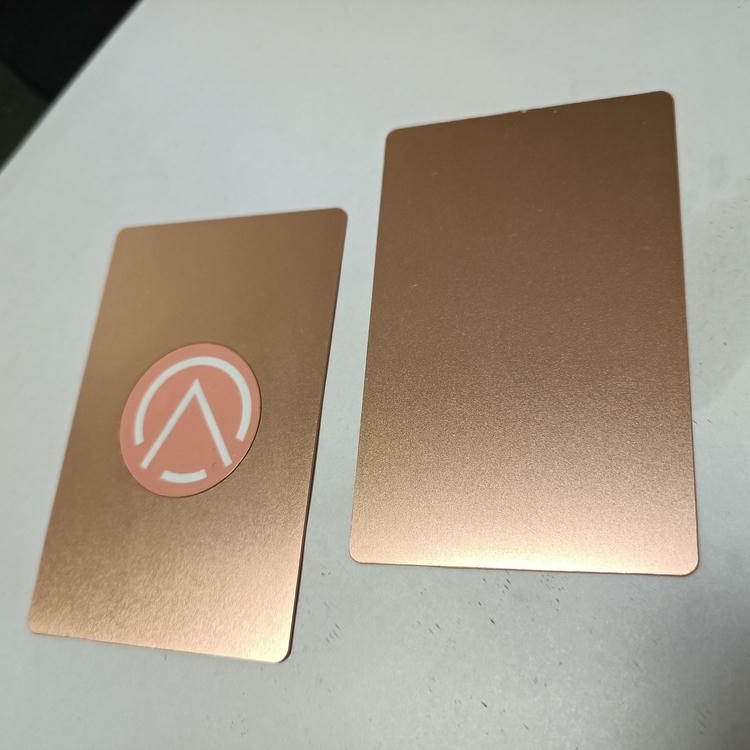Imagem nítida de Cartões de Visita Metálicos Personalizados Premium destacando vista frontal para aplicações de Cartões de visita metálicos.