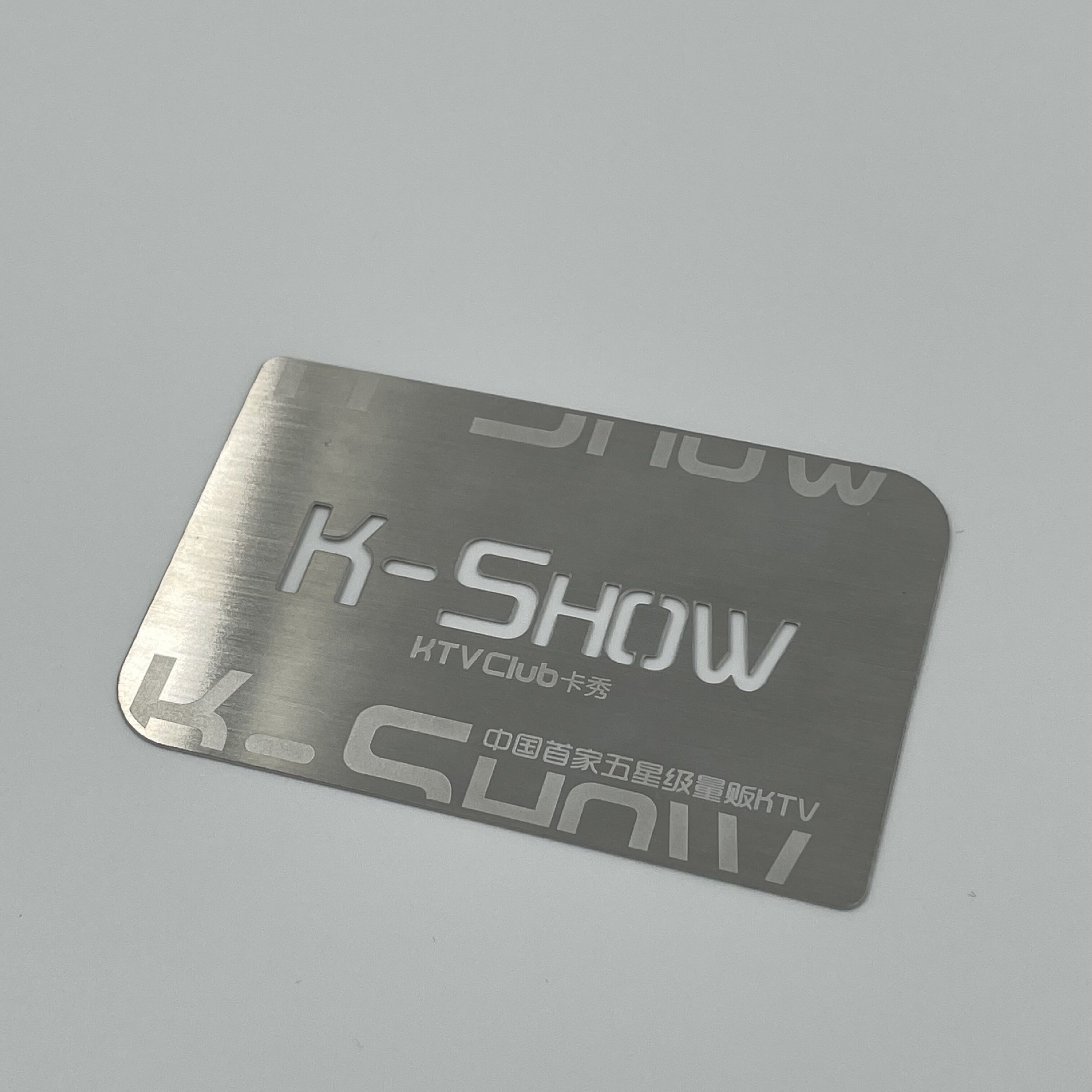 Cartões de visita metálicos personalizados com detalhe de corte a laser para aplicações de identidade visual.