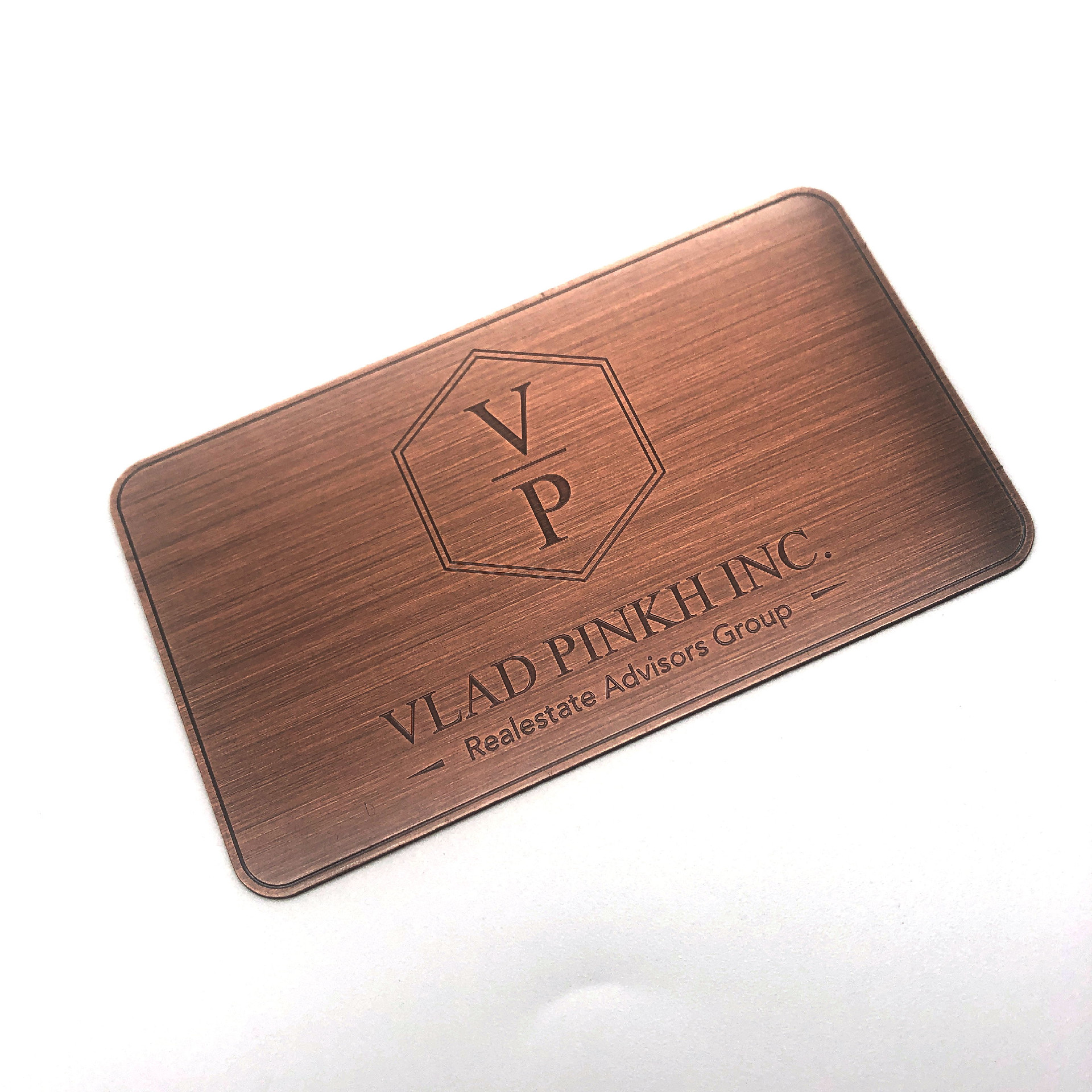 Cartões de visita metálicos personalizados com borda polida para projetos corporativos premium.