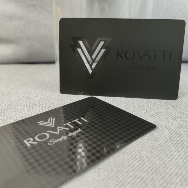 Imagem nítida de Cartões de Visita em Metal Preto à Prova d’Água destacando detalhe de corte a laser para aplicações de Cartões de visita metálicos.
