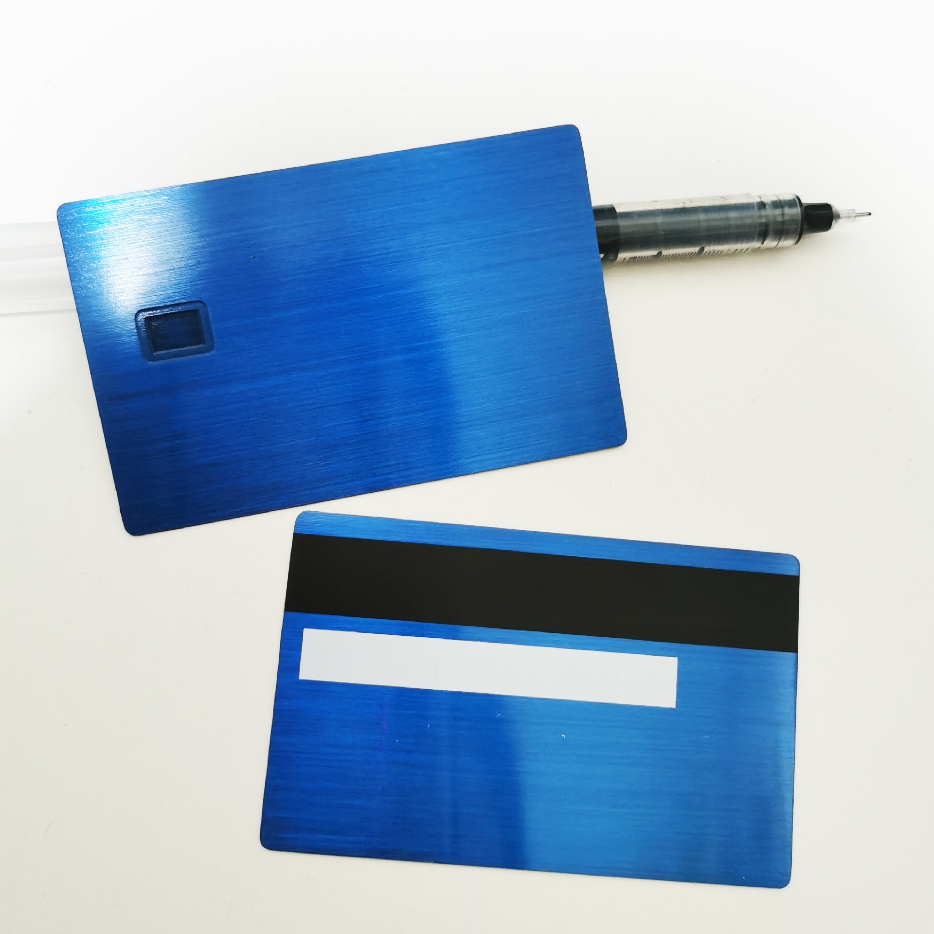 Uma imagem aproximada do cartão metálico destaca as dimensões precisas da cavidade do chip para um encaixe perfeito.