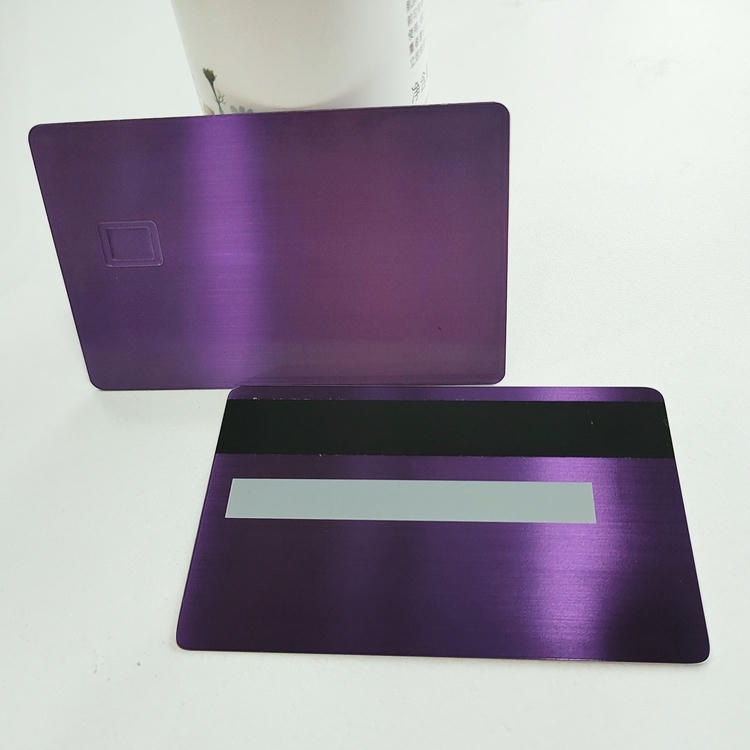 Quatro cartões IC metálicos de contato em cores diferentes; incluindo prata e ouro rosé; ilustram as diversas opções de acabamento de superfície disponíveis.
