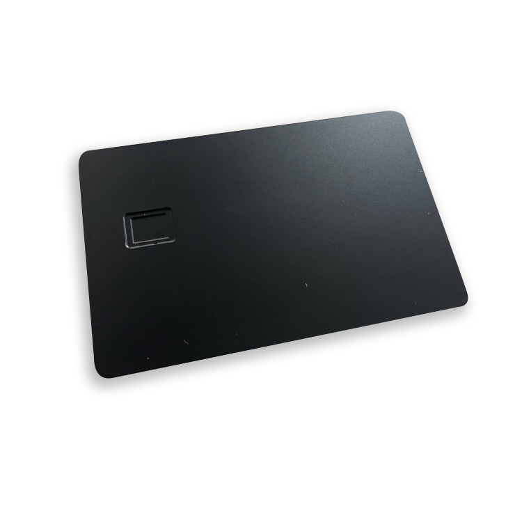 Cartão de crédito metálico personalizado com chip IC e acabamento escovado para projetos de cartões metálicos com chip de contato.