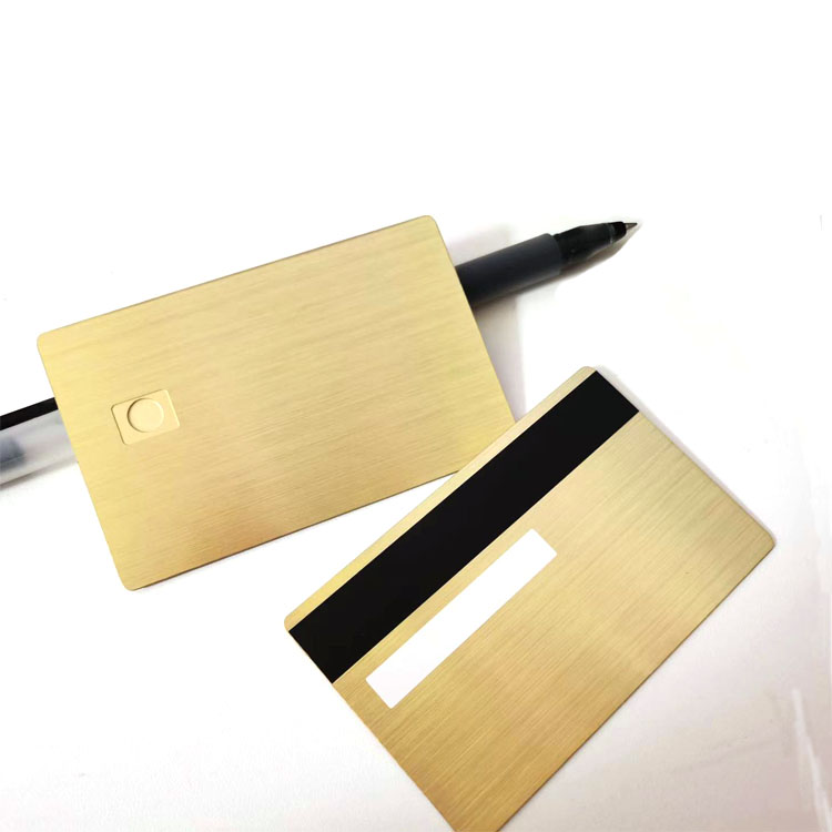Cartão de crédito metálico personalizado com chip IC e logotipo gravado para projetos de cartões metálicos com chip de contato.