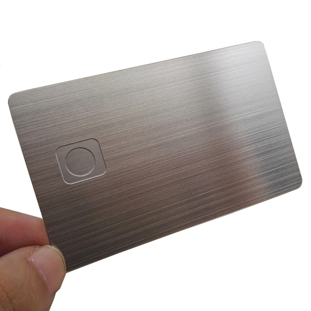 Detalhe recortado a laser de um cartão de crédito metálico personalizado com chip IC.