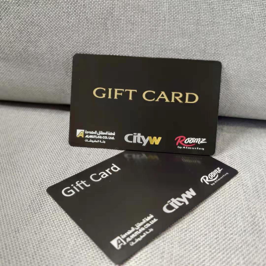 Superfície premium de um cartão de crédito metálico personalizado com chip IC.