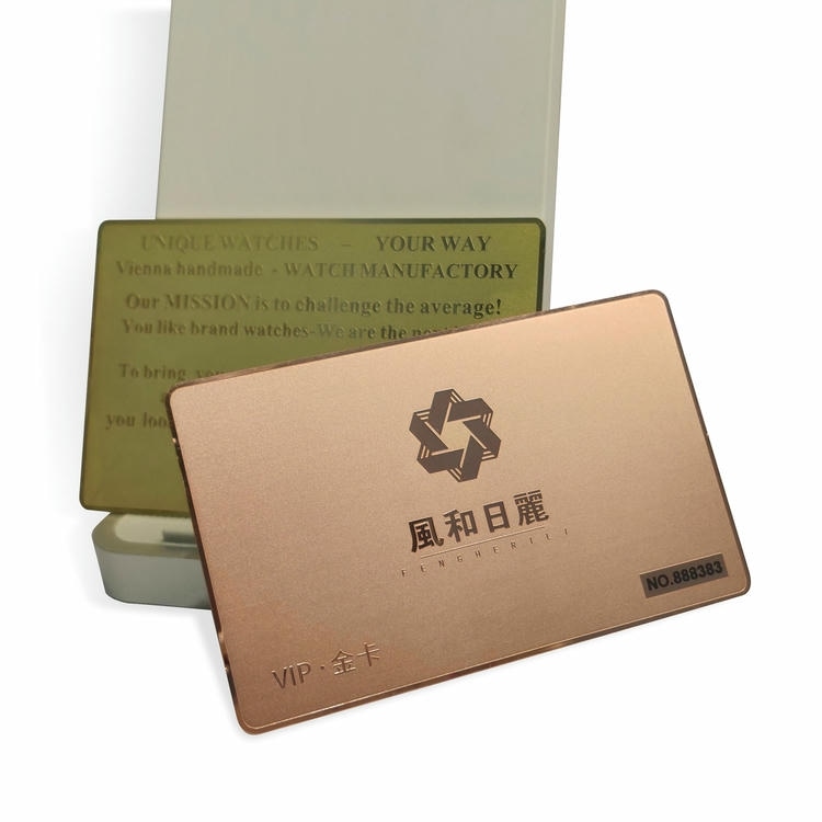 Imagem de Cartões de Crédito Metálicos Personalizados com Chip IC com foco em acabamento em metal escovado para projetos de Cartões IC metálicos com contato.