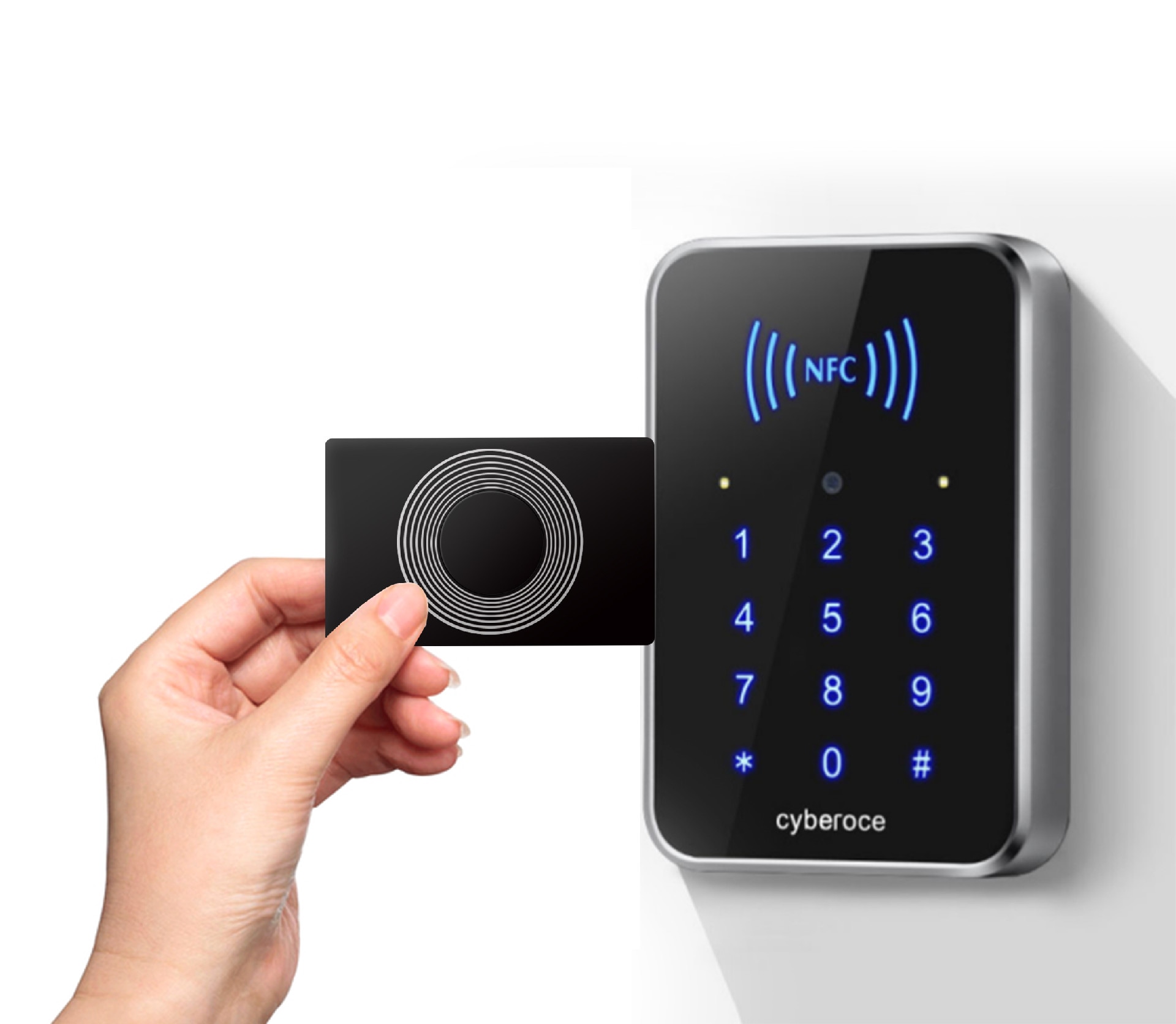 Cartão inteligente metálico com chip para programas seguros, apresentado durante uma leitura por aproximação em uma aplicação de cartão IC de contato.