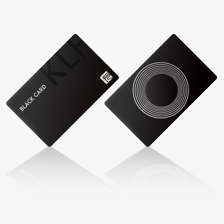Cartão inteligente metálico com chip para programas seguros, com destaque para os detalhes do chip em um projeto de cartão IC de contato.