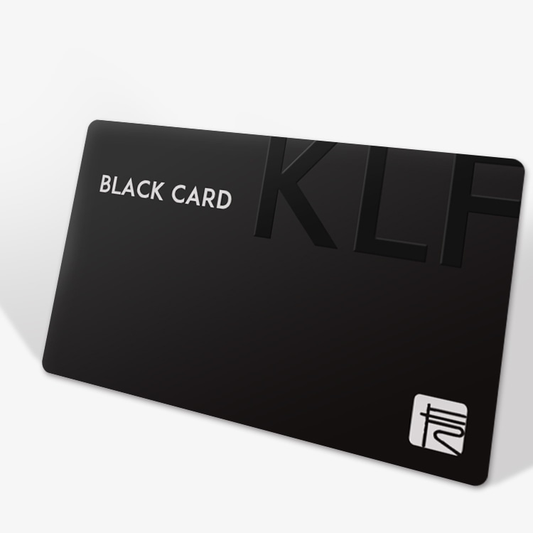 Cartão inteligente metálico com chip para programas seguros, mostrando detalhes de corte a laser para aplicações de cartões IC de contato.