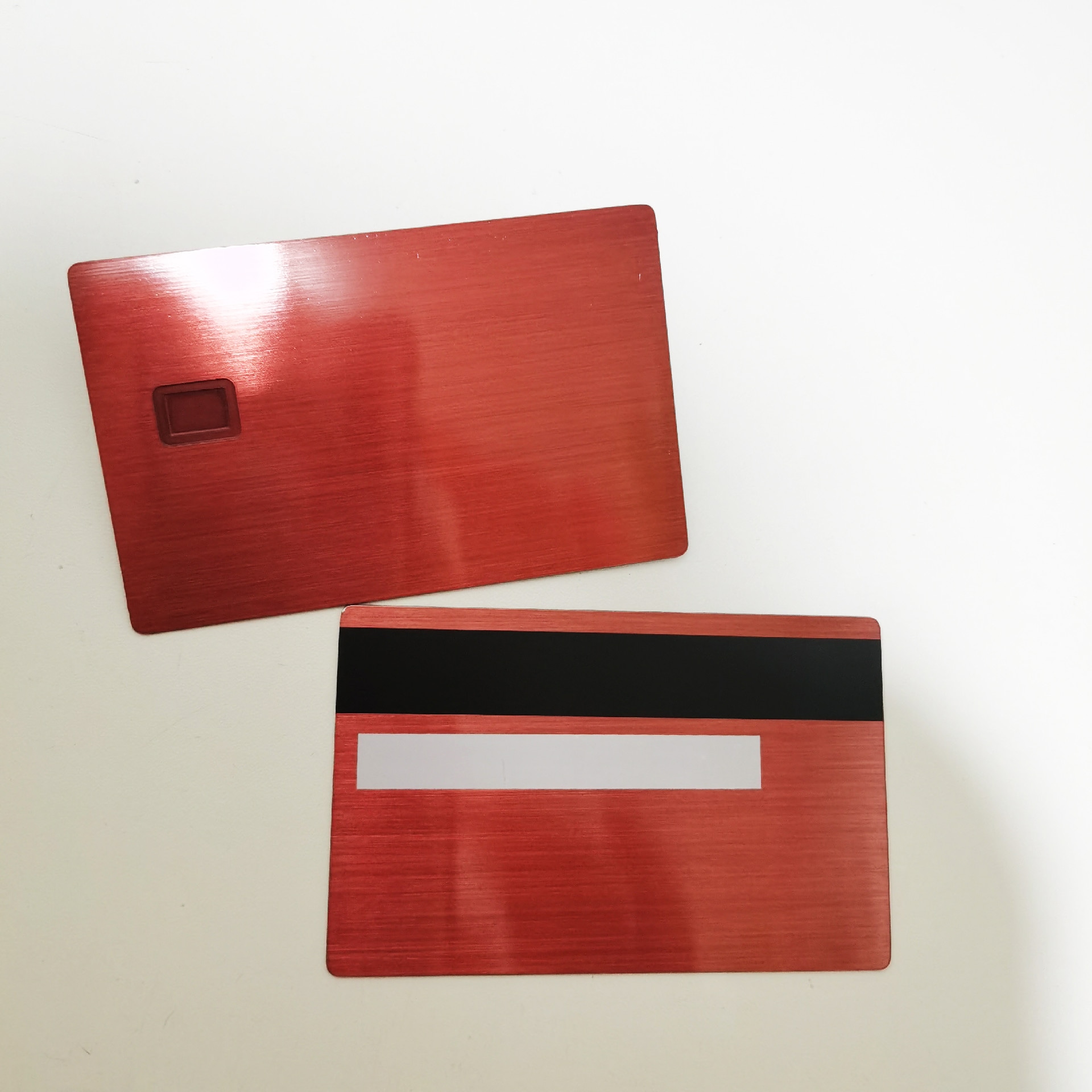 Cartões IC metálicos personalizados com contato embalados individualmente em sacos OPP protetores e organizados em uma caixa de papel resistente.