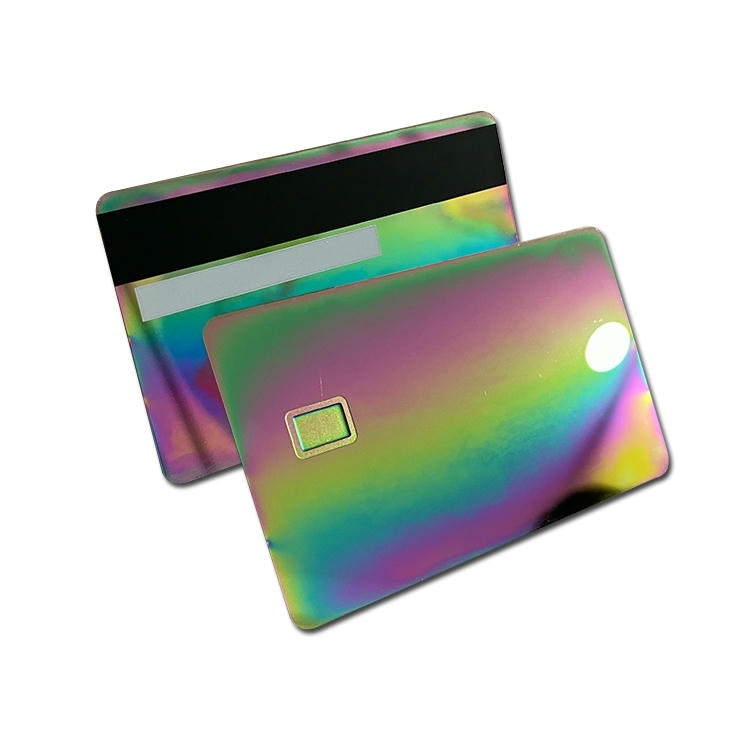 Quatro cartões IC metálicos de cores diferentes; incluindo opções ouro rosé e iridescente; mostram os vários acabamentos de revestimento PVD disponíveis.