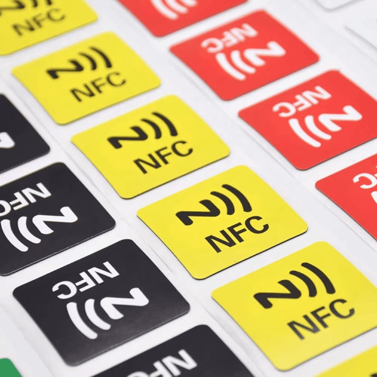Imagem de Etiquetas RFID HF para Automação Industrial com verso adesivo para compradores que comparam soluções de Etiquetas RFID HF.