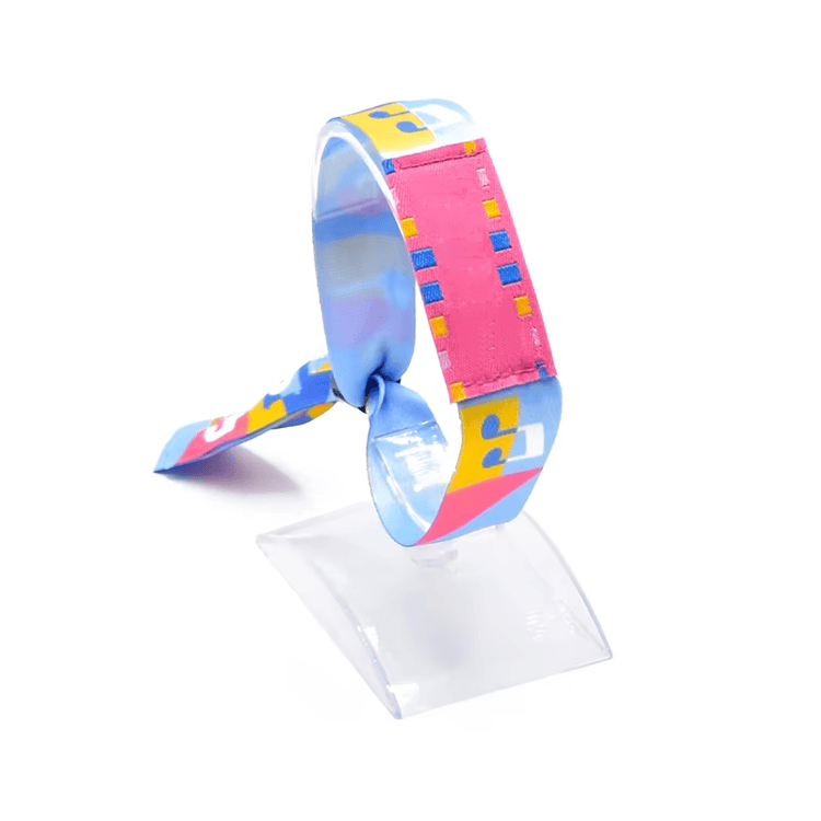 Esta imagem destaca pagamento sem dinheiro em Pulseiras RFID de Tecido para Eventos Corporativos para aplicações de Pulseiras RFID de tecido.