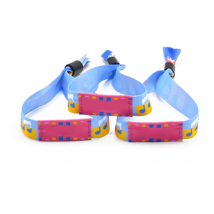 Imagem de Pulseiras RFID de Tecido para Eventos Corporativos com detalhes do chip para compradores que comparam soluções de Pulseiras RFID de tecido.
