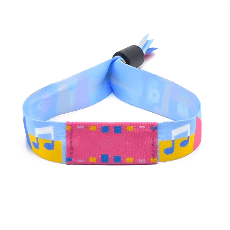 Esta imagem destaca uso confortável em Pulseiras RFID de Tecido para Eventos Corporativos para aplicações de Pulseiras RFID de tecido.