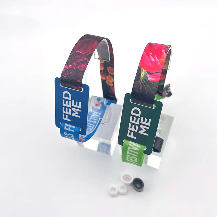 Pulseira RFID de tecido personalizada apresentada em uma aplicação resistente à água para conferências.