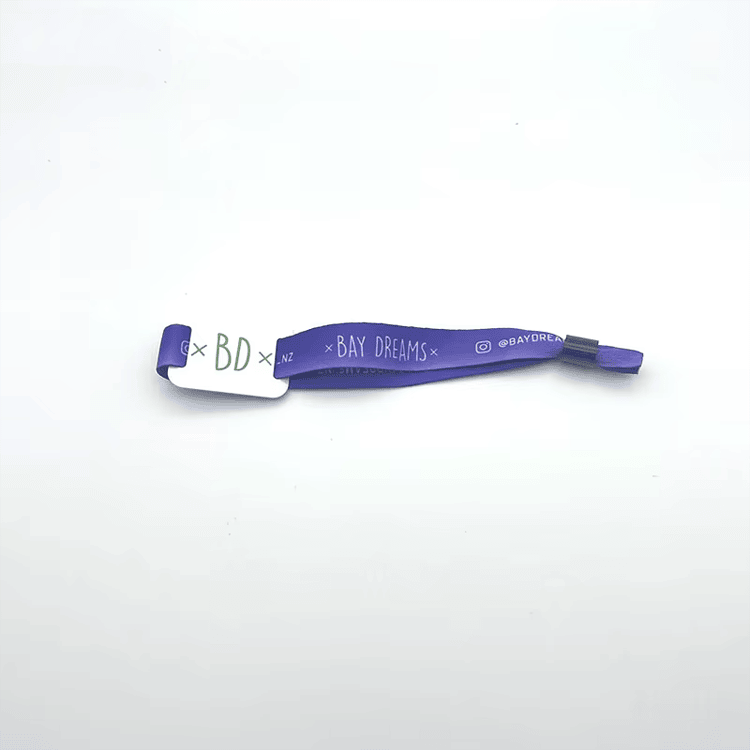 Imagem nítida de Pulseiras RFID em tecido para fitness e identificação destacando pagamento sem dinheiro para aplicações de Pulseiras RFID de tecido.